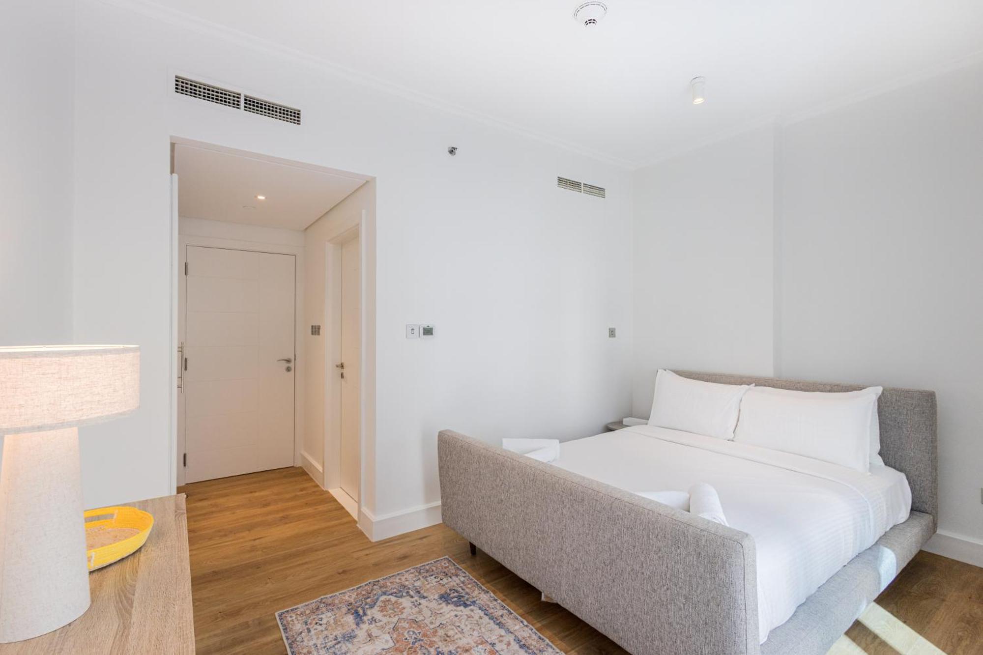 Stylish & Upgraded 2br Near Mall - Allsopp & Allsopp Appartement Dubai
