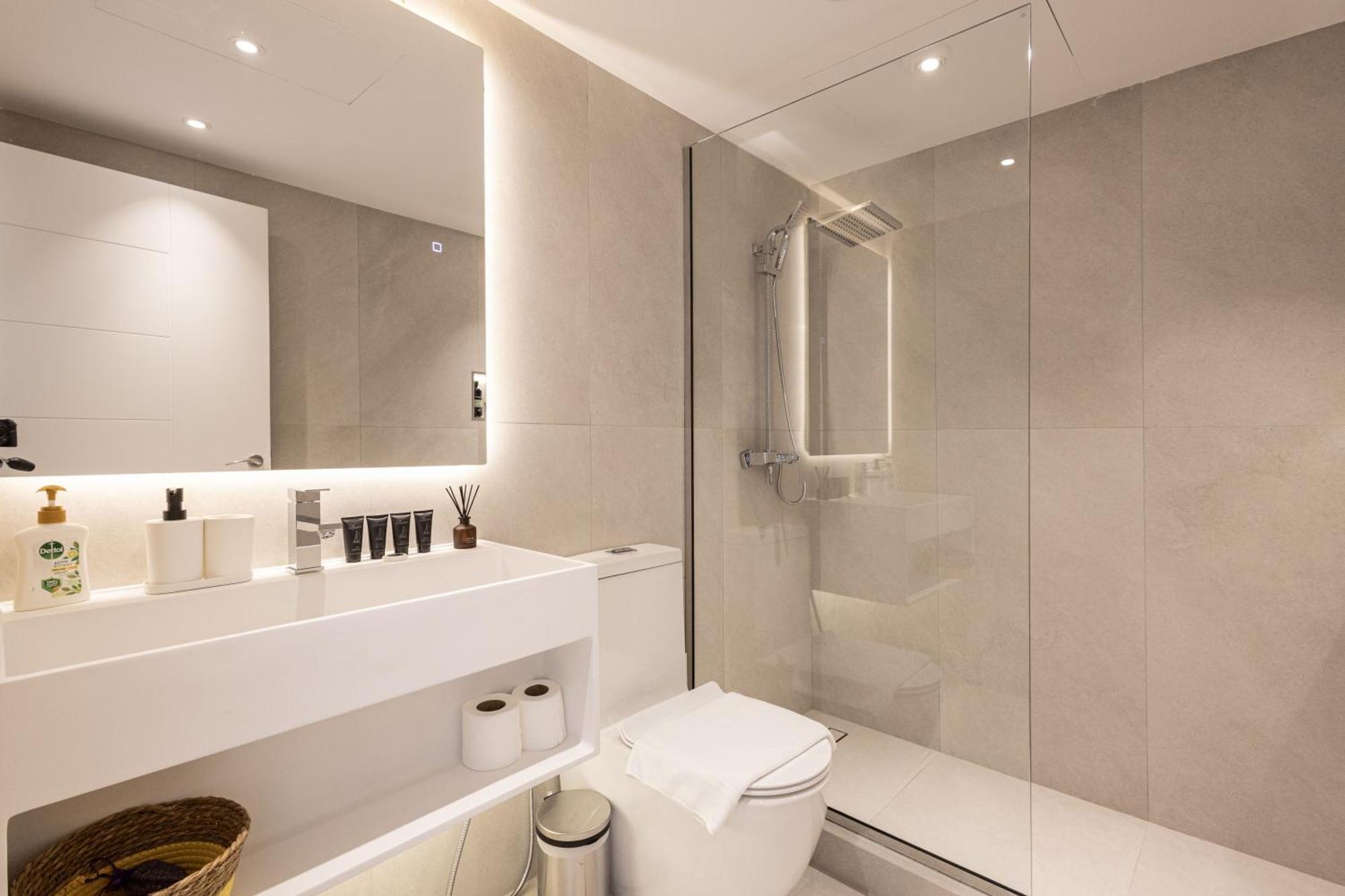 Stylish & Upgraded 2br Near Mall - Allsopp & Allsopp Appartement Dubai