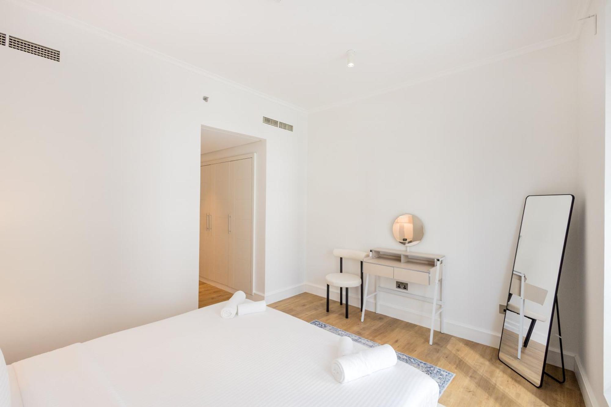 Stylish & Upgraded 2br Near Mall - Allsopp & Allsopp Appartement Dubai